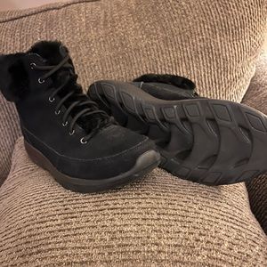 Sketchers Women’s Black Boots with fur